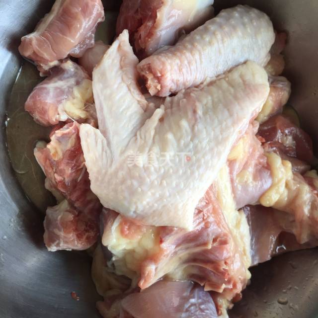 第2步,鸡肉洗净切块备用.