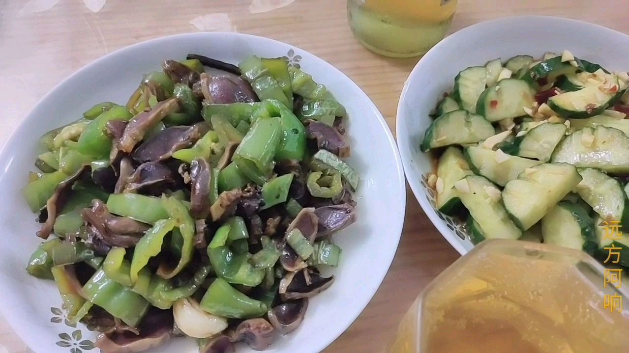 辣椒爆炒腊鸭肾,这天气喝冰镇喝啤酒,当然少不了凉拌青瓜