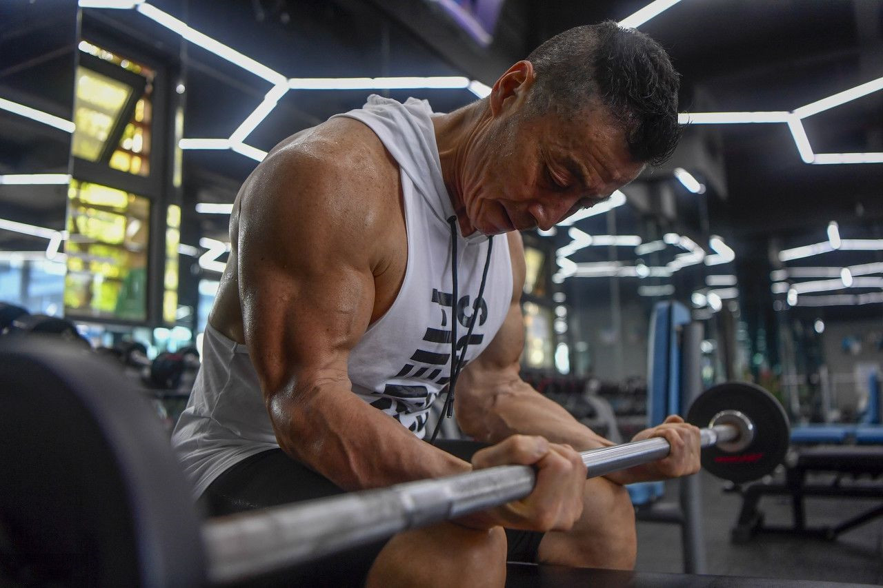 大爷酷爱健身,一身腱子肉,堪称"国内版施瓦辛格"