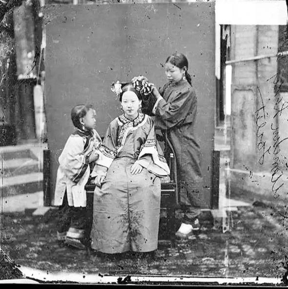 外国人拍下的老照片:清朝贵族小姐出嫁全过程,新娘打扮很别致!