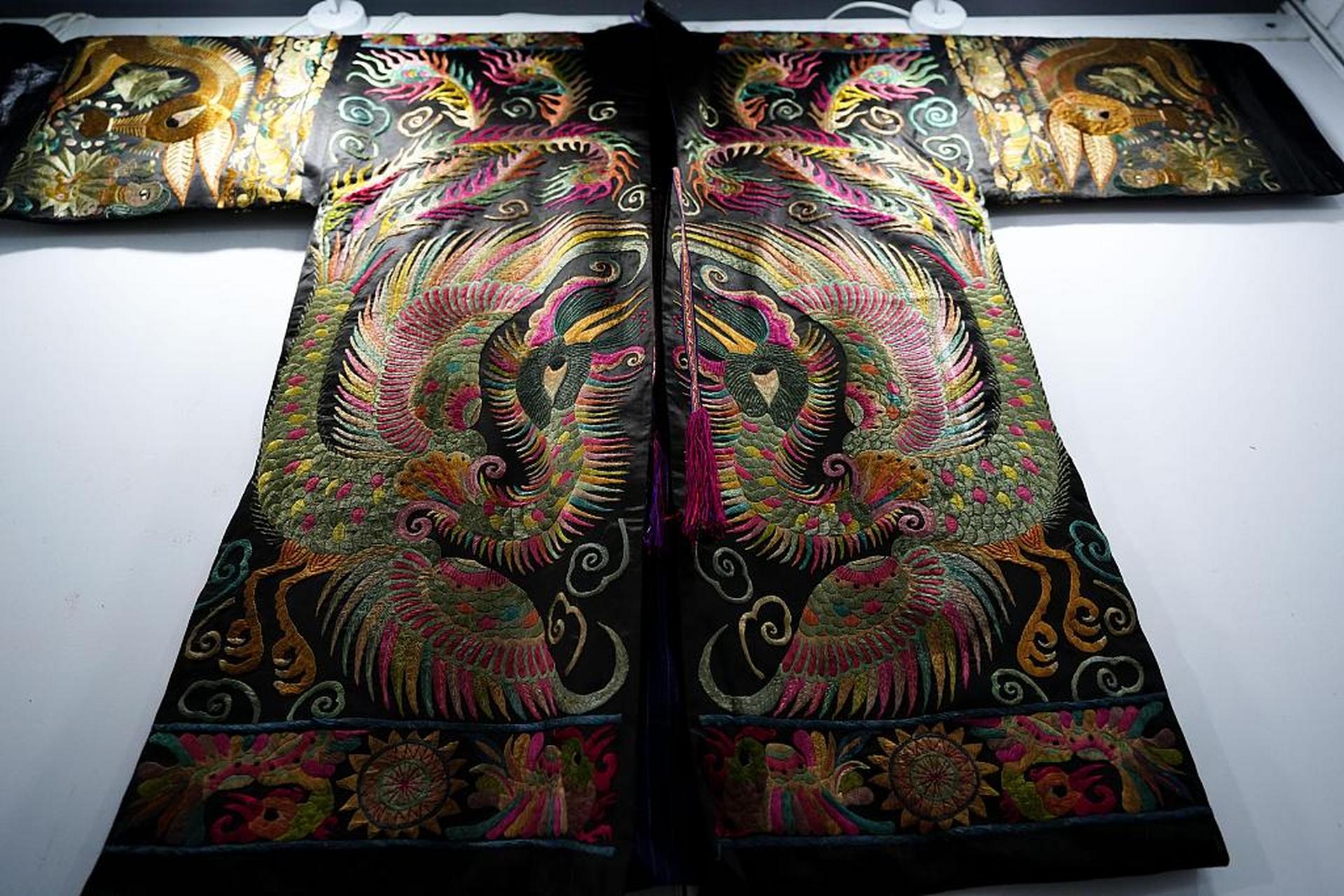 贵州凯里,博览会上展出的国家级非遗"苗族锡绣"作品.