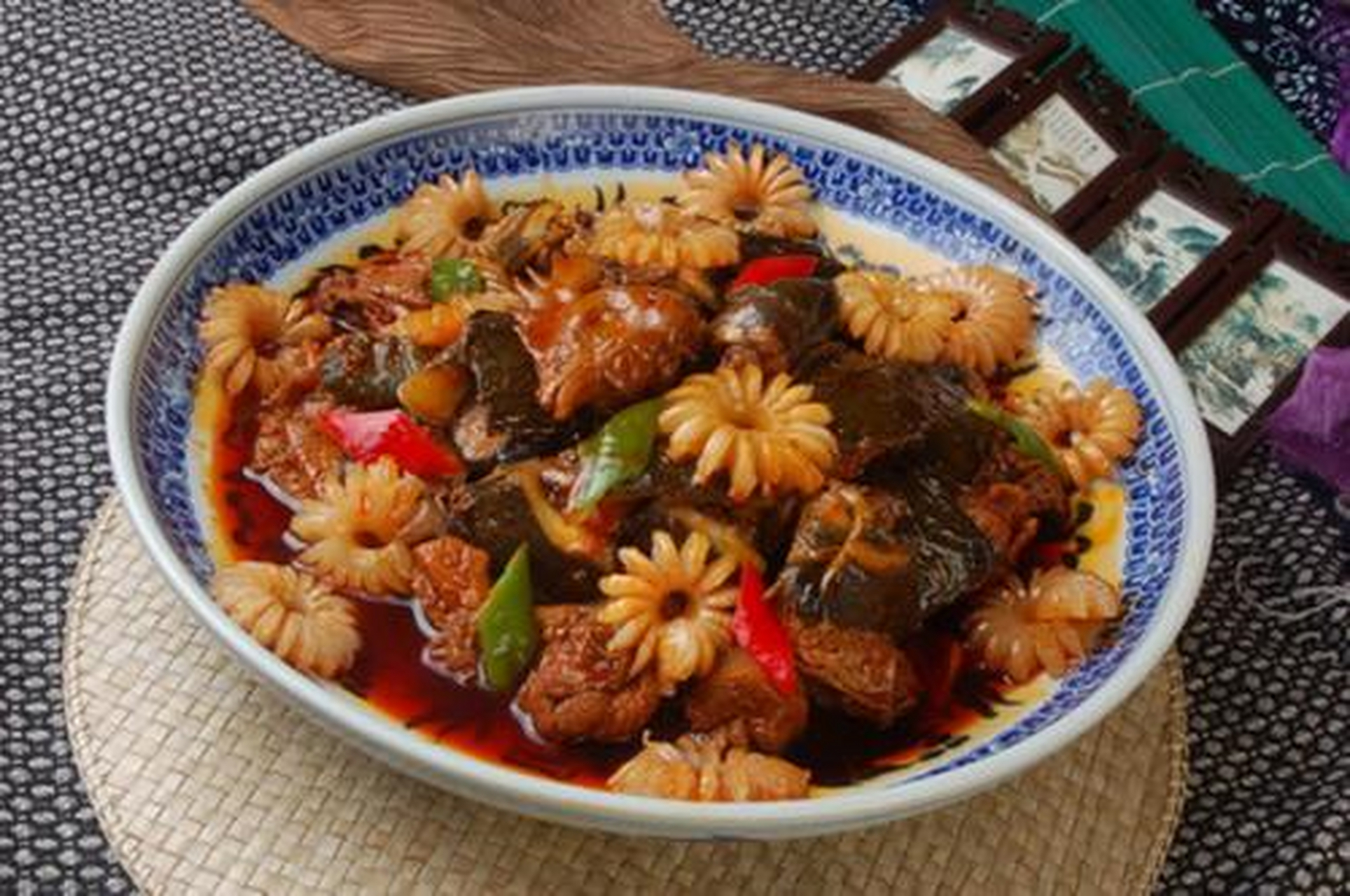 干锅菊花牛鞭是湖南省传统的汉族名菜,入口酥烂,味香醇厚,是一道非常