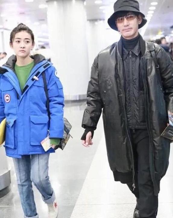 梁洁穿蓝色工装外套看着像18岁小女孩!可她旁边就站着未婚夫!