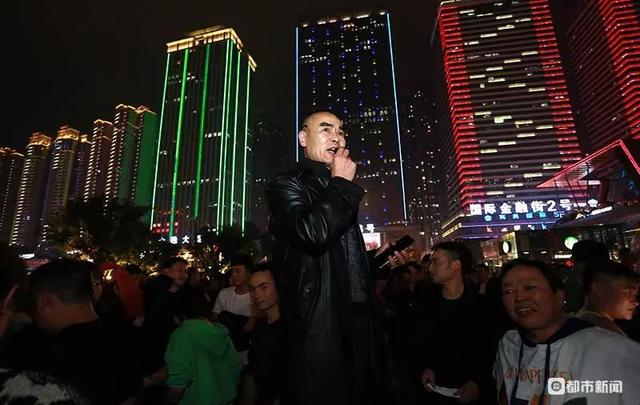 贵阳花果园"舞王"和他的千人蹦迪舞团