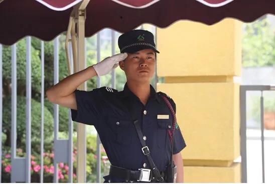 阿婆每天早晨为小区保安送饭,人们都说她怪,得知真相后却愣住了