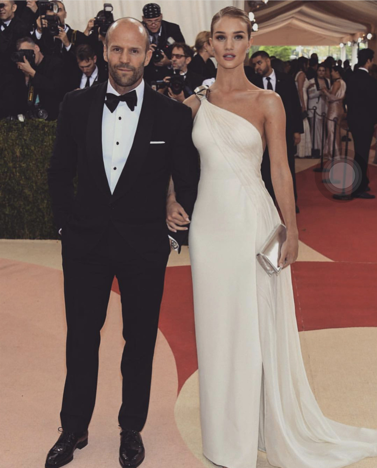 杰森·斯坦森造型和罗茜·汉丁顿:铁打的西装,流水的性感礼服