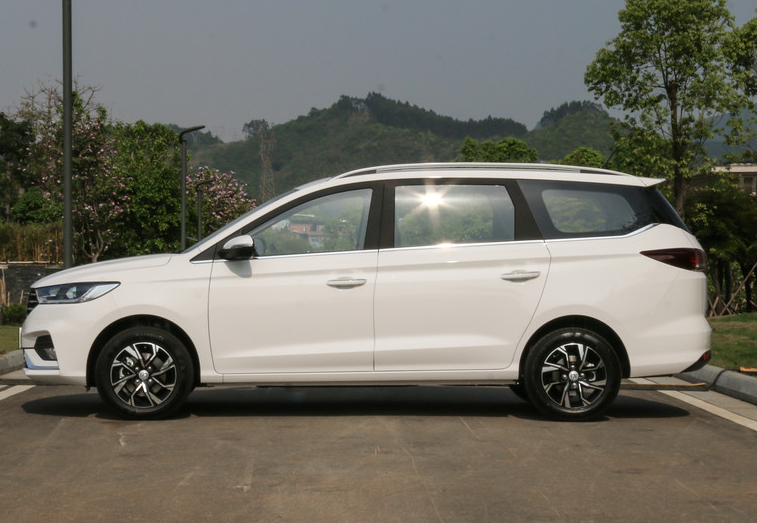 宝骏3602018款,线条优美,比较有现代感