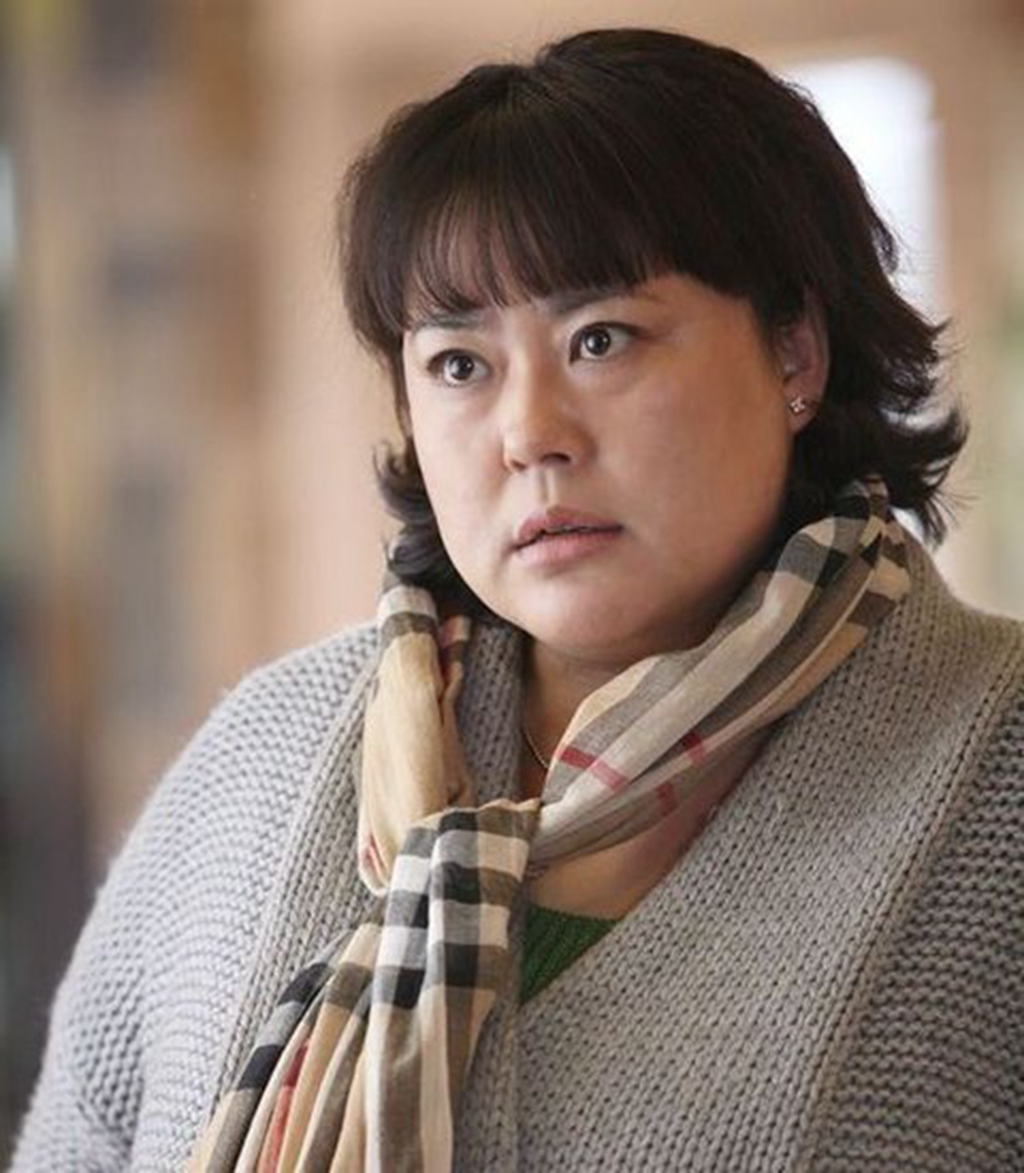 48岁"胖嫂"李菁菁,结缘小15岁男友,现遭封杀却无人问津!