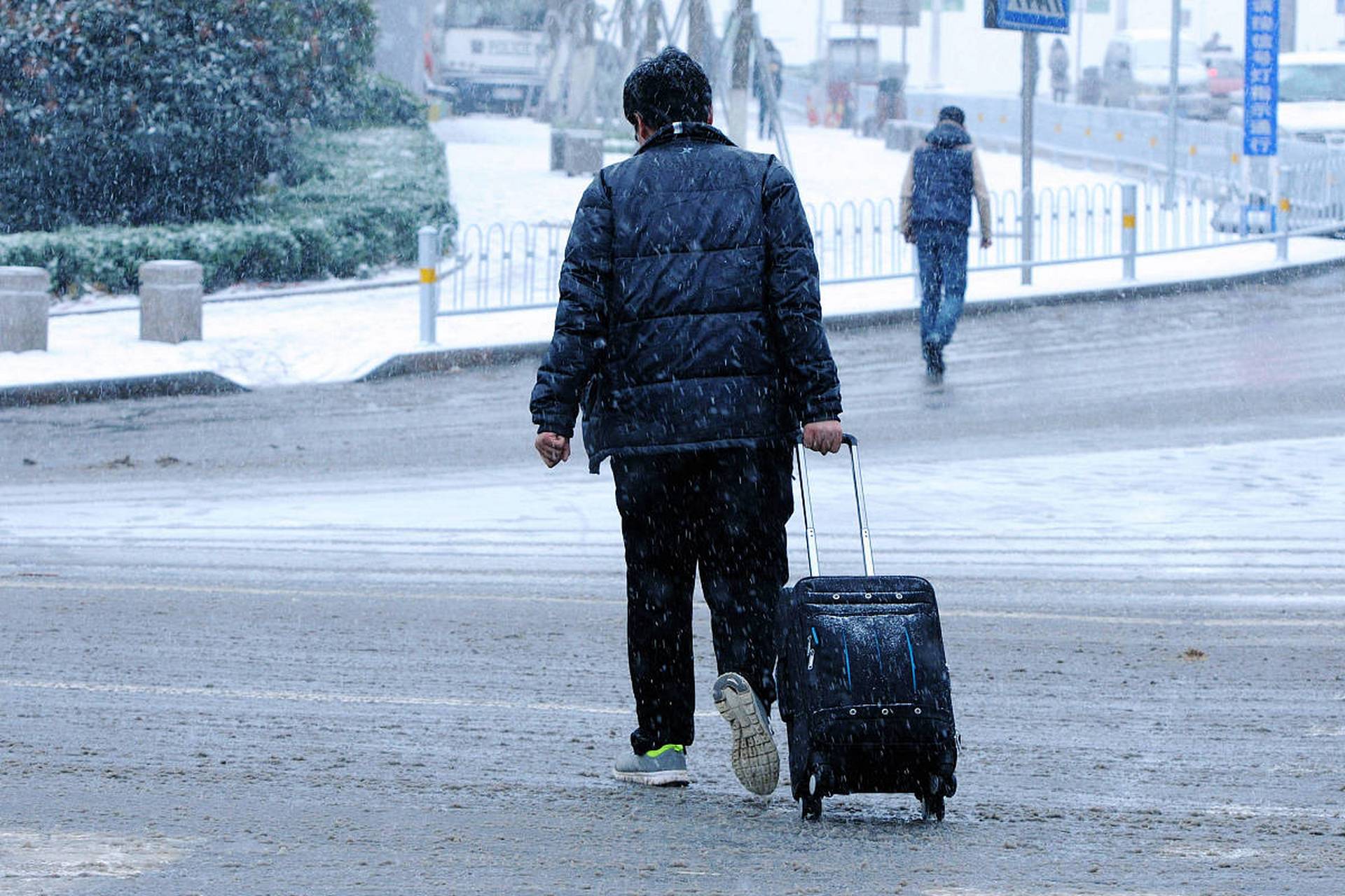 春节假期临近尾声,在外生活工作的游子们背上行囊离开熟悉的故乡.