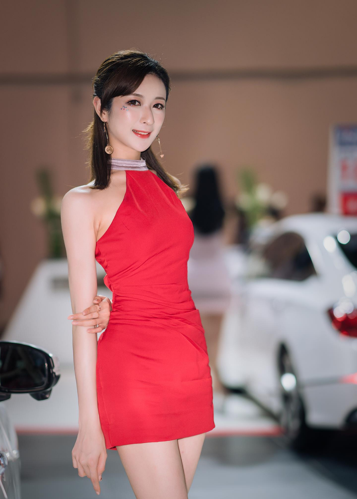老司机开车:青岛车展东风本田展台,美女车模红色吊脖连衣裙写真