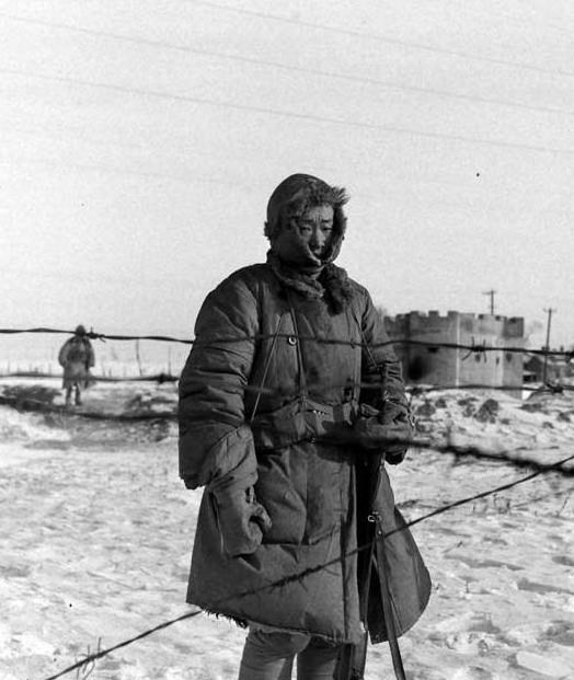 老照片:抗战女英雄成本华,面对日军毫不畏惧,在镜头下依然微笑