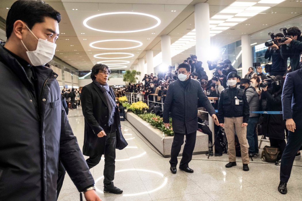 获奖回国的奉俊昊在仁川国际机场。