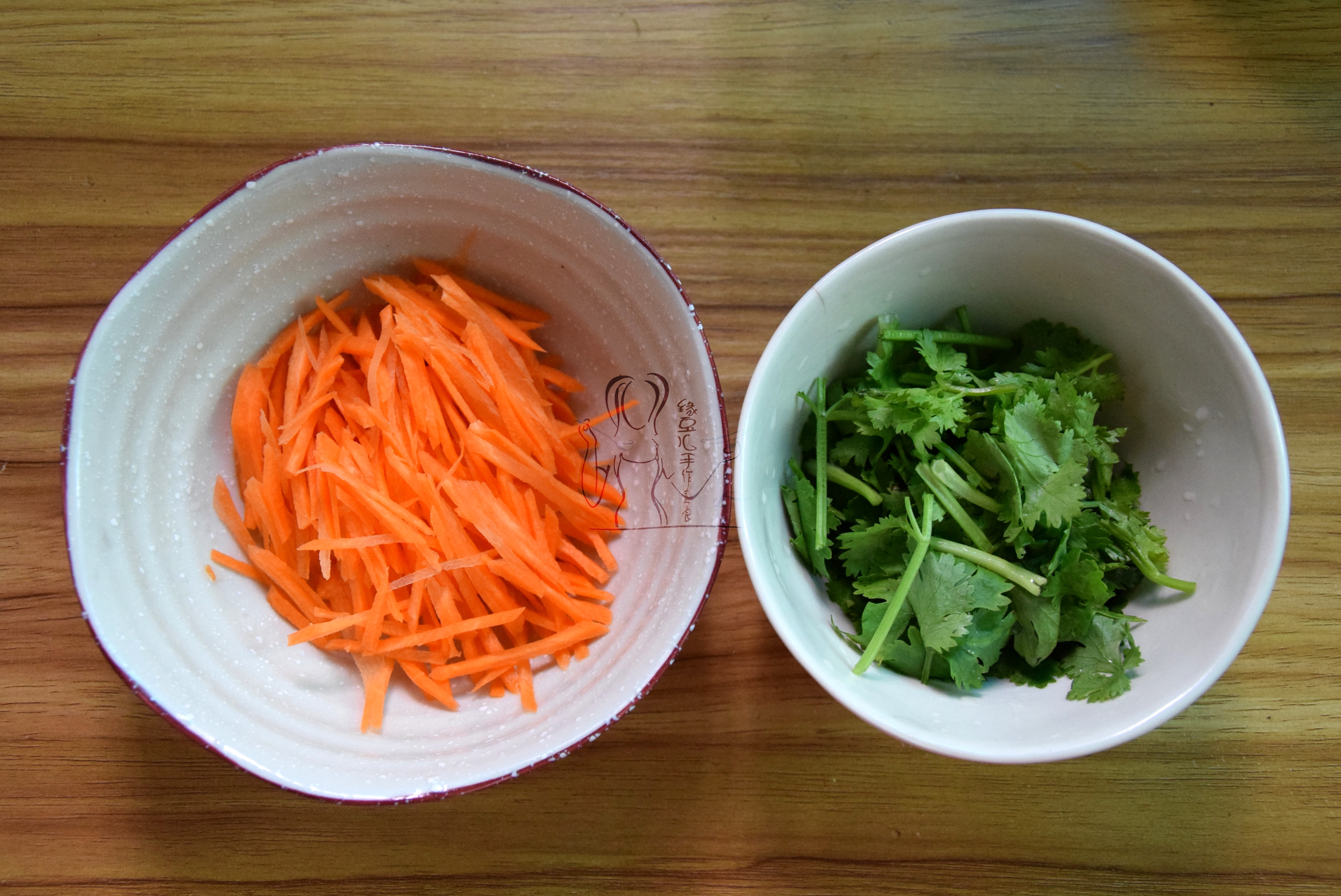 4.胡萝卜去皮切丝;香菜切段