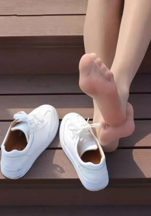 运动鞋与丝袜更匹配,穿丝袜的女性会变得更有魅力!