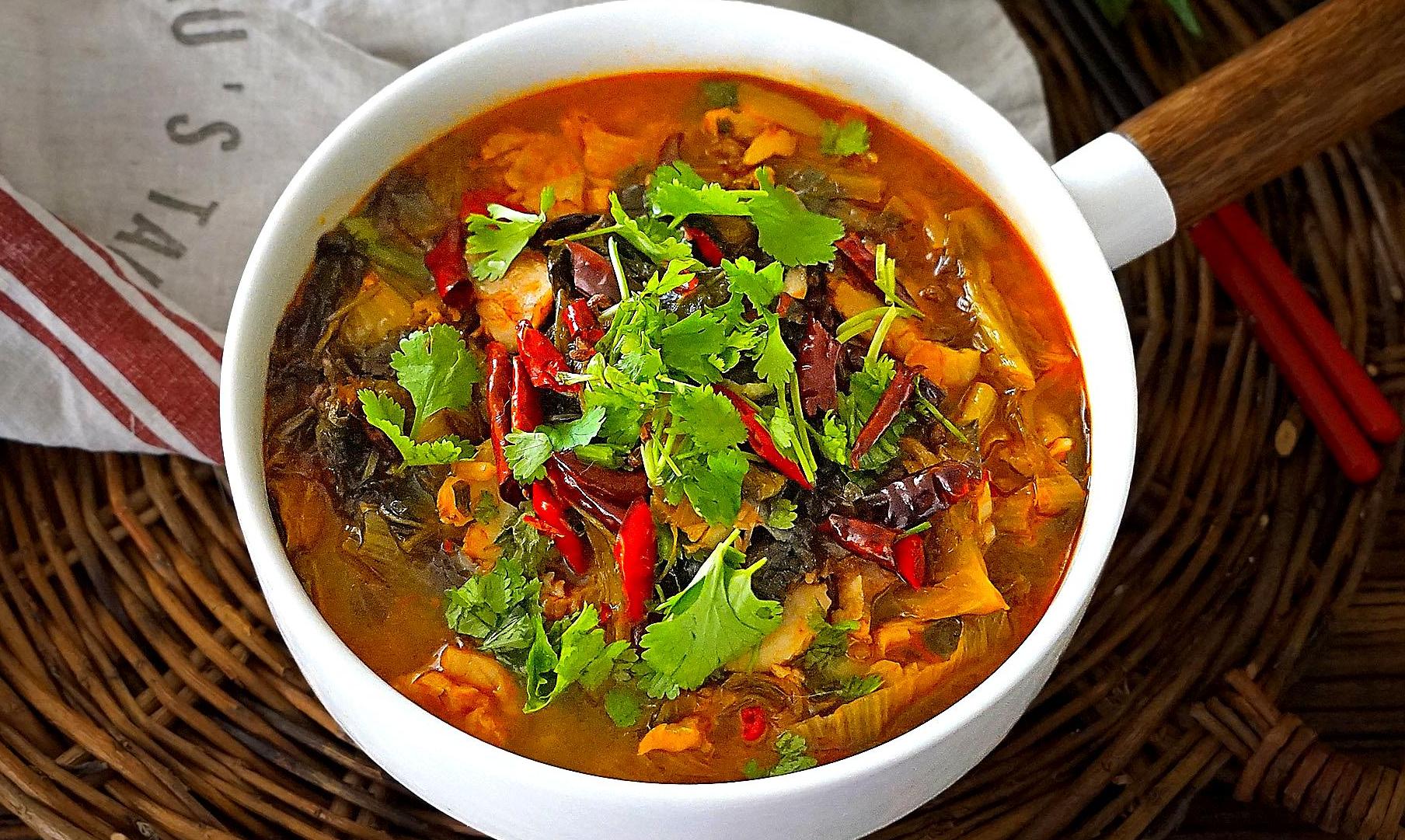 这道小炒味道超级棒,首先将炒锅加热,放入食用油中放入8份,放入芹菜火