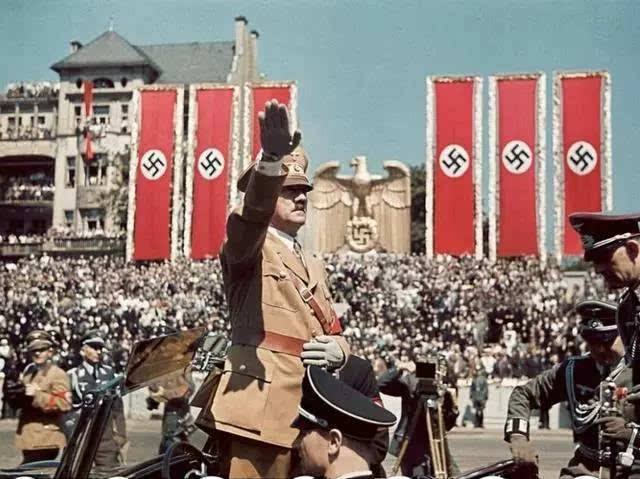 纳粹德国"因富强而挨打?希特勒魅力演讲:沉醉得几乎瘫痪