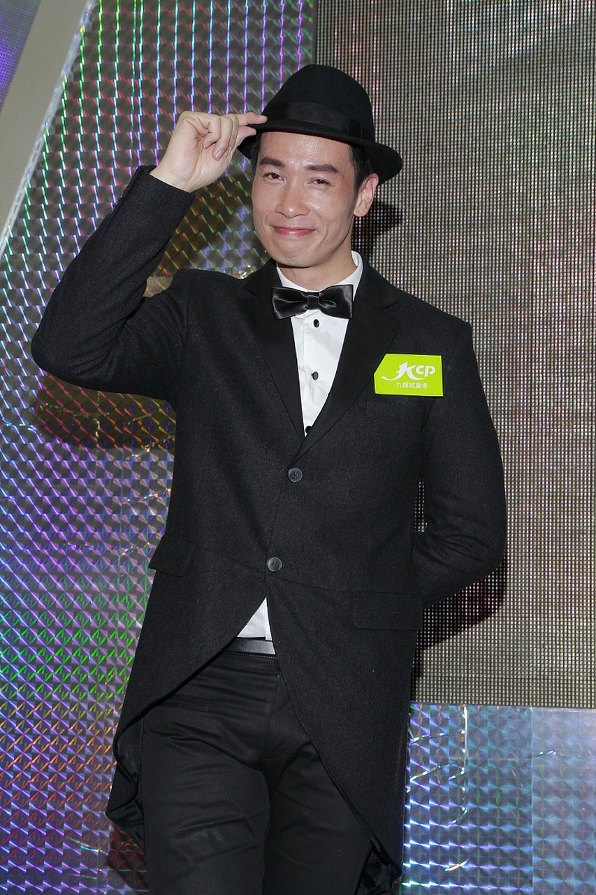 tvb一哥陈豪,曾是圈中型男兼绝世好老公的代表,与太太陈茵媺结婚多年