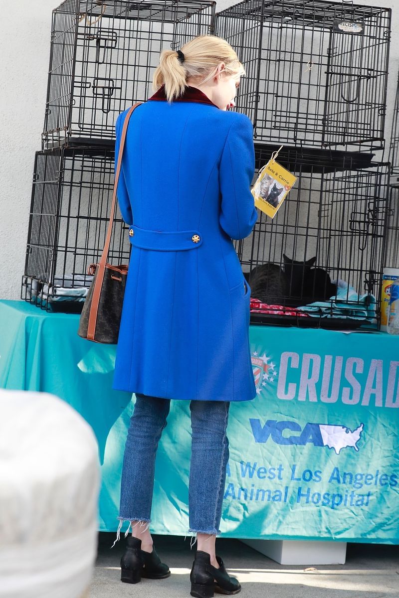 艾玛·罗伯茨街拍:蓝色大衣搭配踝靴 celine抽绳包经典百搭