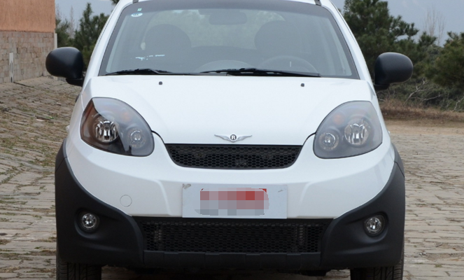 奇瑞x1这款车的尾部设计的非常有特点,设计很有层次感,很大气,时尚而