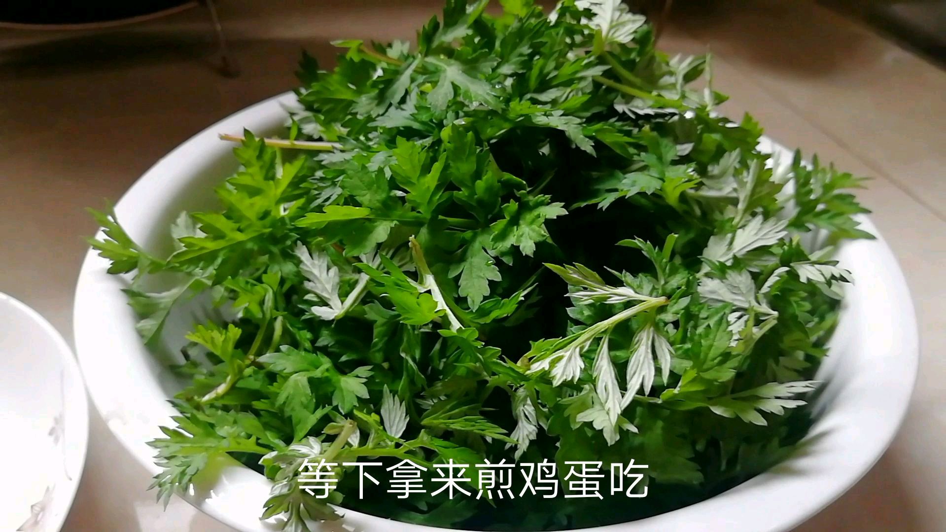 农村这种野菜拿来煎鸡蛋吃对身体有好处,还有一种特殊的味道