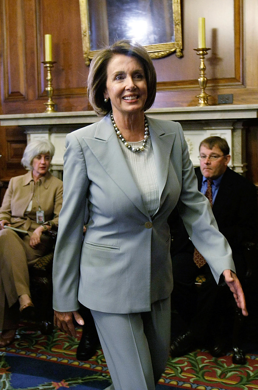 1962年,年轻时的佩洛西与时任美国总统的肯尼迪的合影.