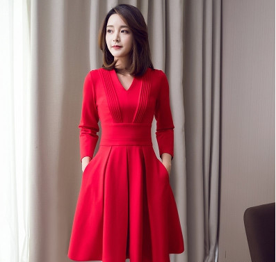 新年一身红裙气场全开,搭配细致优雅的细高跟鞋,俏皮时髦女人味