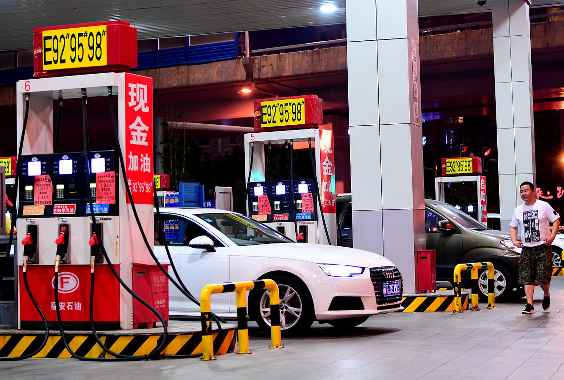 很多人说中石油,中石化的油品质量比私人加油站的要好.