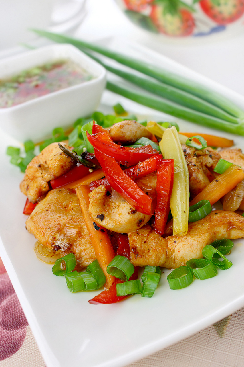赣南小炒鱼,是一道以草鱼为主要食材,配以葱,姜,蒜,干辣椒等调料,采用