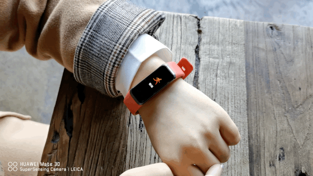 华为手环4测评:usb便捷充电 全方位健康监测,身体状态全知晓