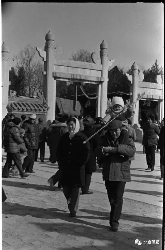 1983年,春节鼓楼花灯会 胡敦志摄