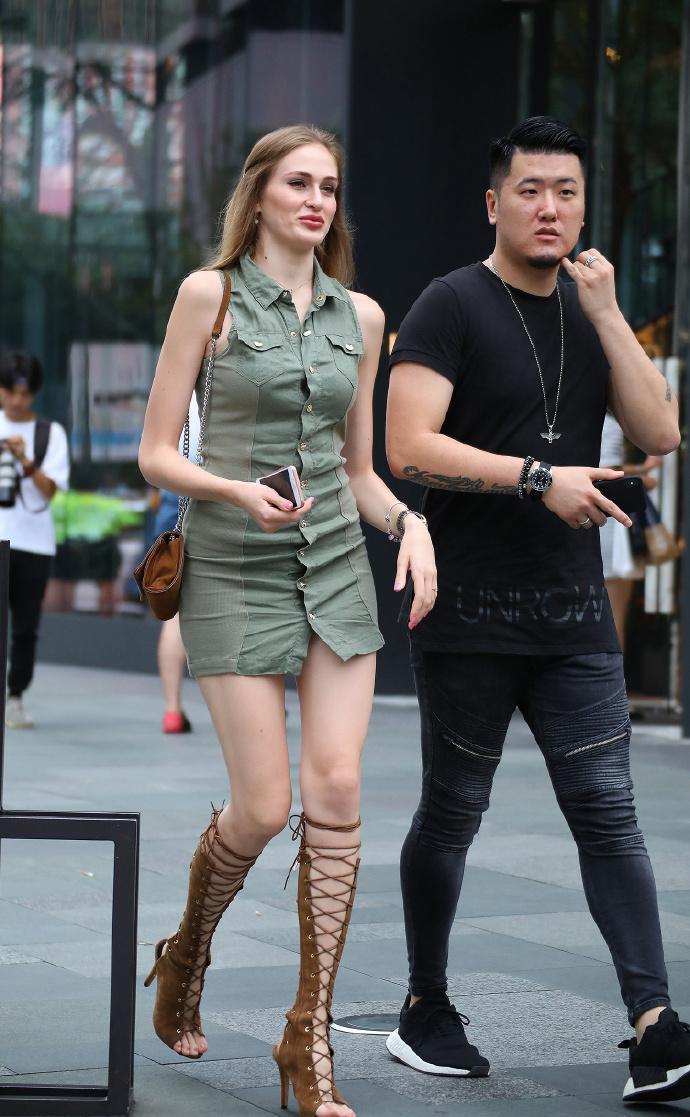 街拍:时尚白俄罗斯美女,裙子有些紧绷,买小了吧!