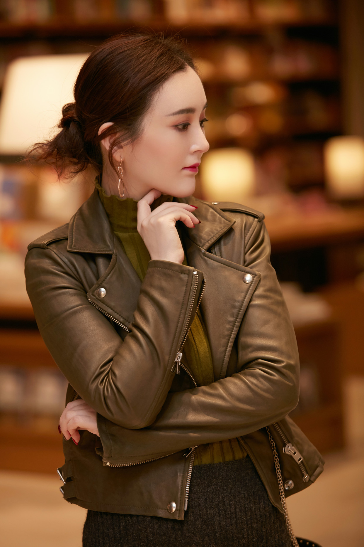 刘竞气质飒爽仪态端庄,"女强人"风采展现知性美