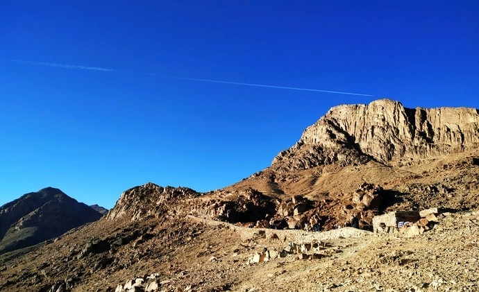 西奈山通体红彤彤的,在这里能轻松的了解基督教的相关文化