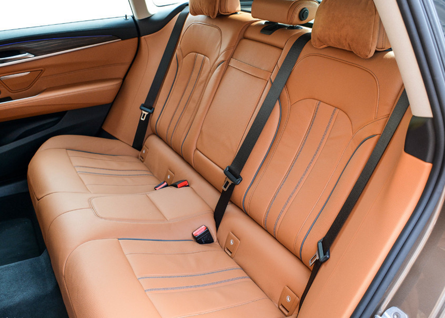 内饰用料很厚道,几乎都是软性材料,手感很棒,储物空间多用起来很方便.