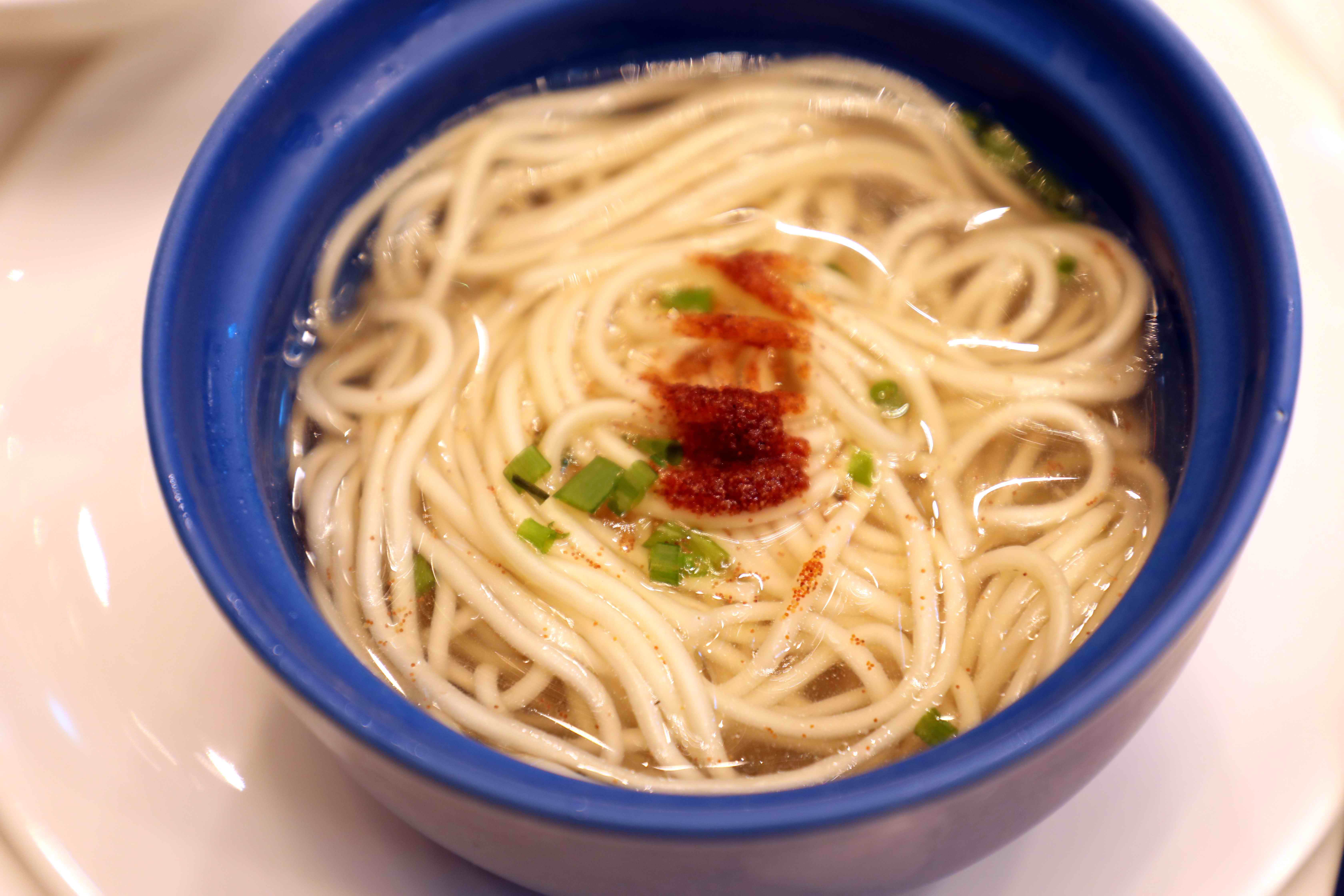 现场最后上的是最具安徽芜湖当地的特色主食,虾子面,也曾经上过《舌尖