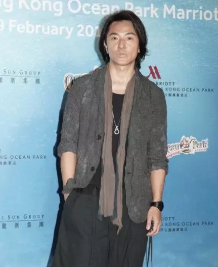 52岁郑伊健近照,"浩南哥"打扮邋遢显苍老,中年大叔既视感