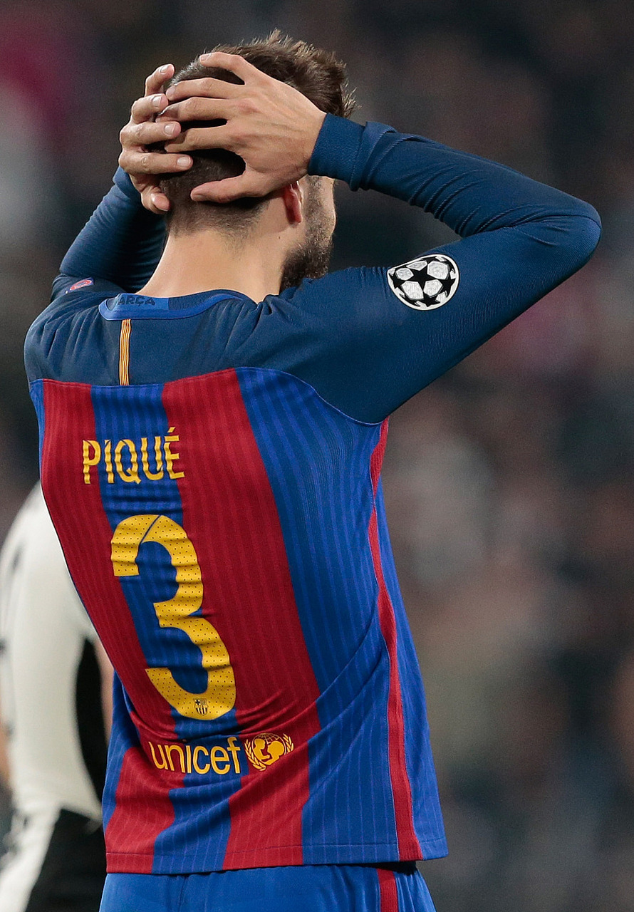 拉莫斯在为夏奇拉颁发拉丁格莱美奖之后,搂着夏奇拉合影.