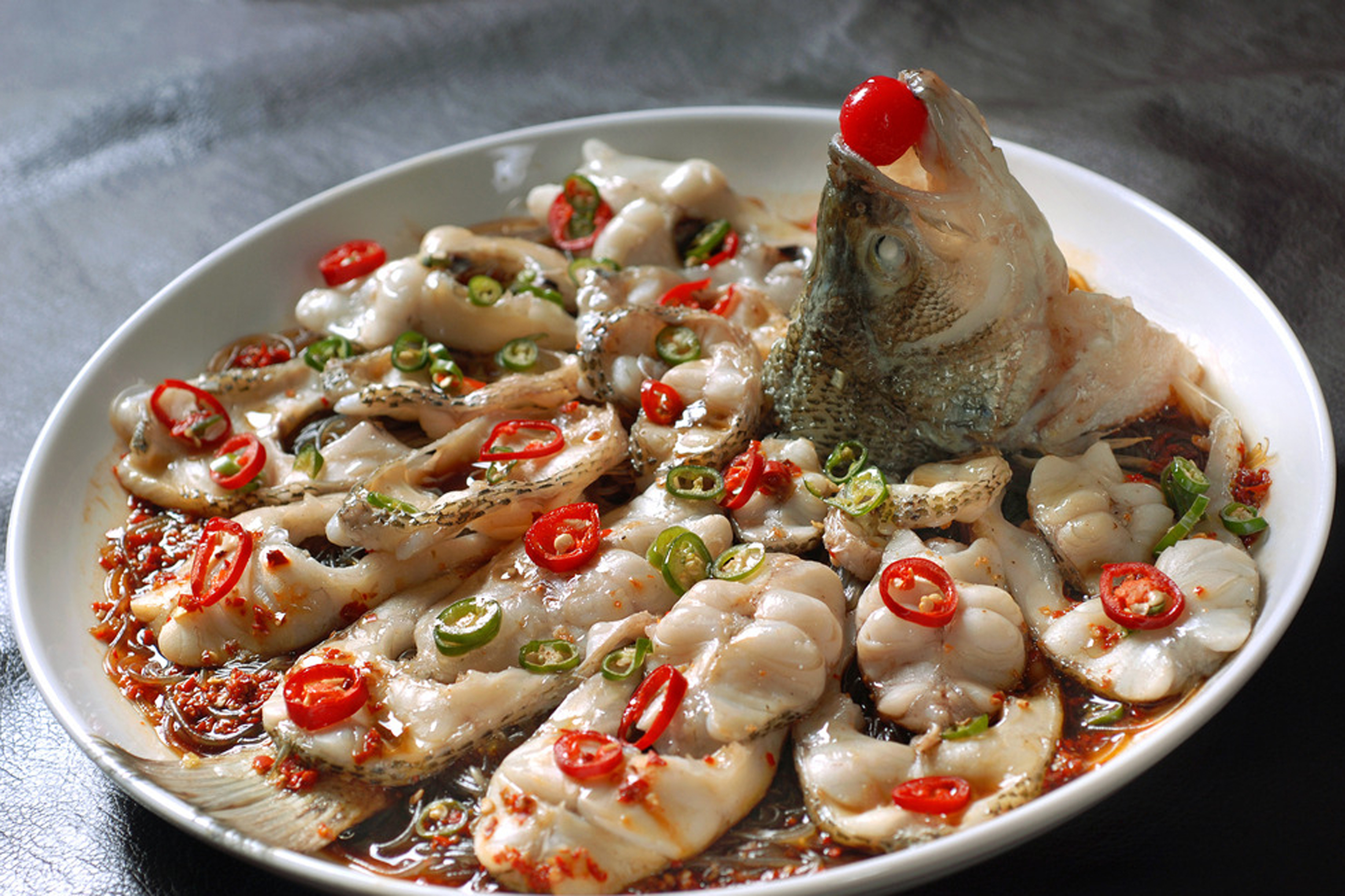 鲜椒鲈鱼:鲜椒鲈鱼是一道由鲈鱼为主要材料,配以青椒,红椒,葱,姜,蒜等