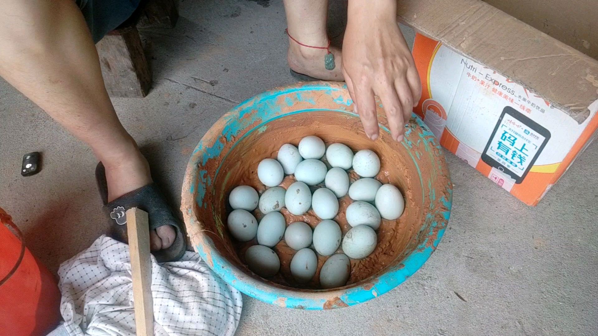 传统腌制咸鸭蛋,准备这些材料,制作方法简单!