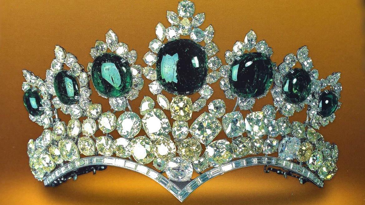伊朗末代皇后戴过的王冠:见识一下150克拉祖母绿和60克拉粉钻