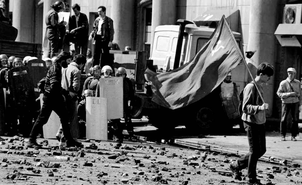 直击苏联解体后社会百态:失业者无家可归,图6坦克开进红场