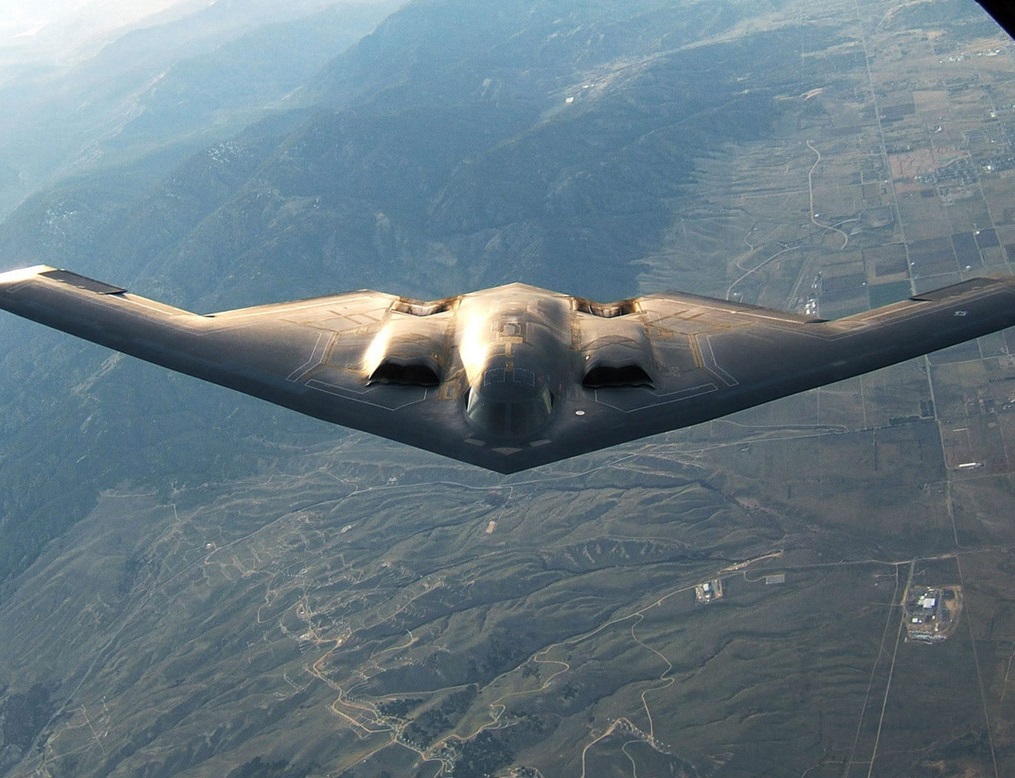 b-2轰炸机的的特殊设计还有很多,比如它没有垂尾,左右转弯时并不会