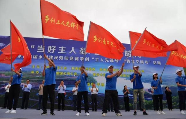 今天,"工人先锋号""青年文明号"旗帜在长空中飞舞!