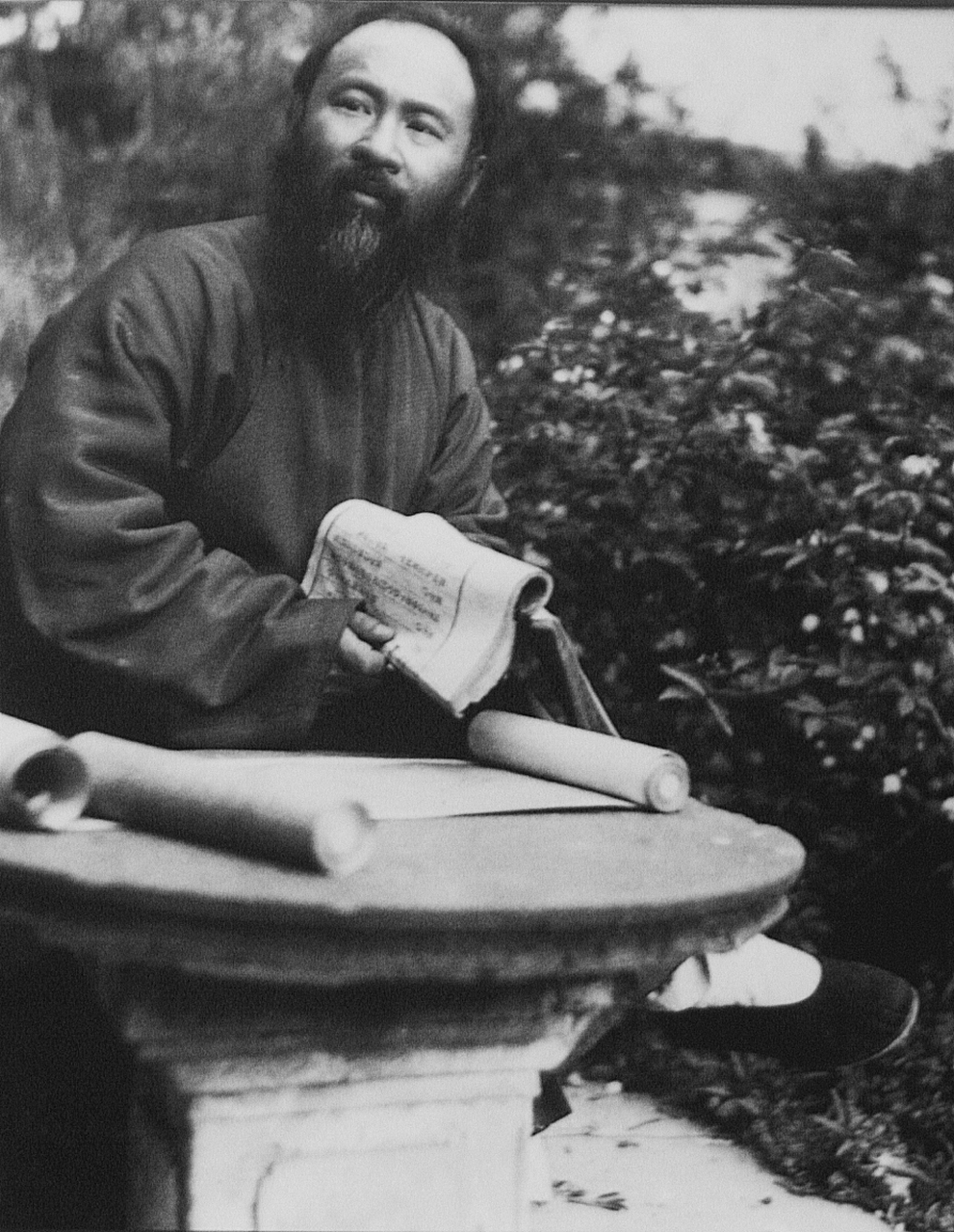 张大千真迹鉴定需从绘画风格,笔墨特点,题款印章,纸张材料和绘画技法