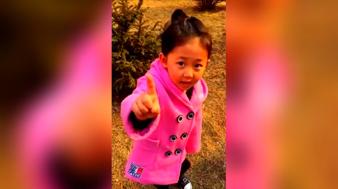 东北小女孩调侃她爹:爸爸你记性差,娶了媳妇忘了娘!