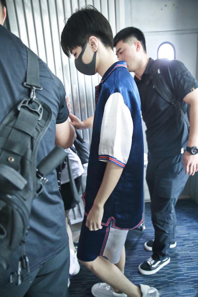 27岁肖战与19岁王俊凯,撞衫同款睡衣风衬衫,不同风格你pick谁?