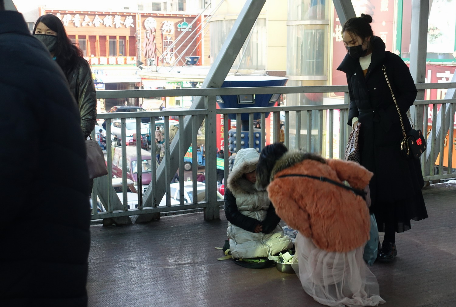 银川过街天桥乞讨女孩背后的故事