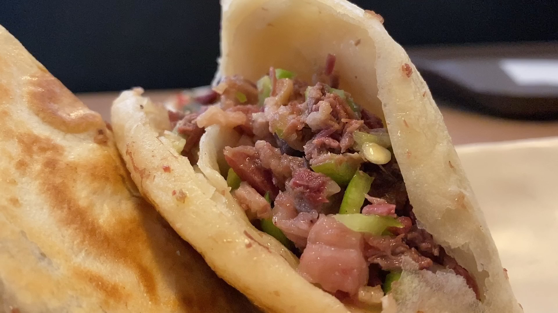 北方人最爱的驴肉火烧,姐俩点了两个2两肉大火烧,真香