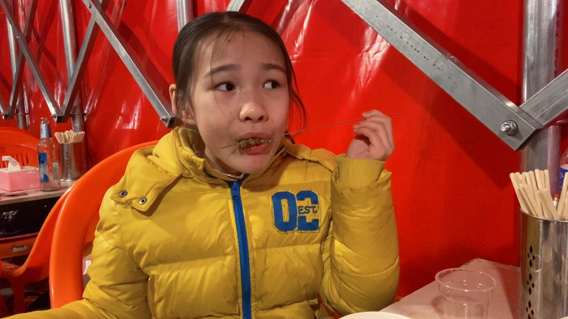 小娜子长痘痘好久没吃烧烤,爸爸心情好带她去吃,狼吞虎咽好难看