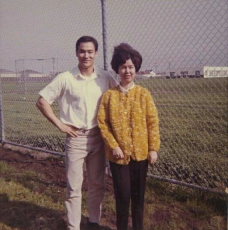 1964年,香港,李小龙和他的二姐李秋凤合影